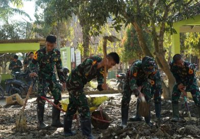 Aksi Taruna Akademi TNI Bersihkan Sekolah Pascabanjir di Aceh Tamiang