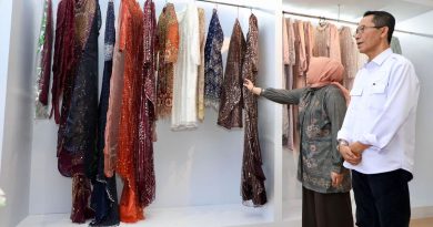 Grand Opening Click Gallery Batam, Amsakar Dorong Pengusaha Muda Adaptif di Era Digital