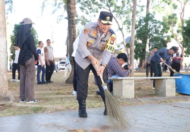 Bersih Pantai, Bersih Hati: Polda Kepri Sambut Ramadhan di OcarinaPagi itu, angin laut Pantai Ocarina berhembus lembut
