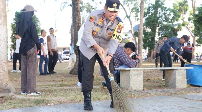 Bersih Pantai, Bersih Hati: Polda Kepri Sambut Ramadhan di OcarinaPagi itu, angin laut Pantai Ocarina berhembus lembut