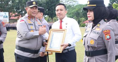 Kapolda Kepri Beri Penghargaan dan Apresiasi kepada Personel Berprestasi pada Upacara Hari Kesadaran Nasional