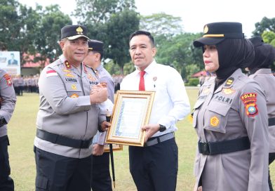 Kapolda Kepri Beri Penghargaan dan Apresiasi kepada Personel Berprestasi pada Upacara Hari Kesadaran Nasional