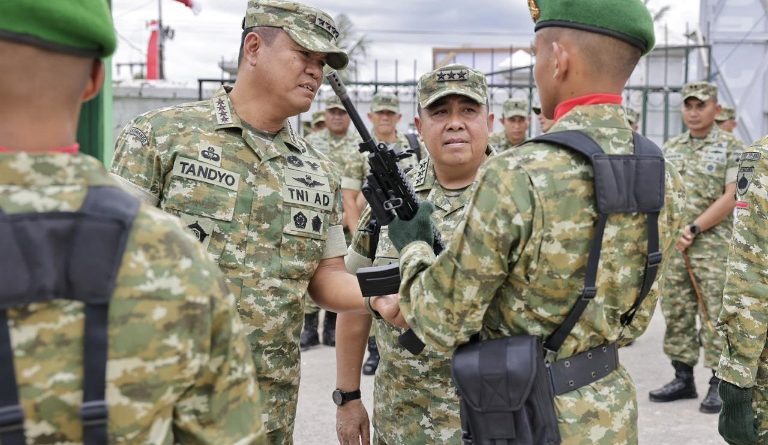 Wapang TNI Dampingi Menhan RI Tinjau Yonif TP 888, Perkuat Fondasi Pertahanan Negara