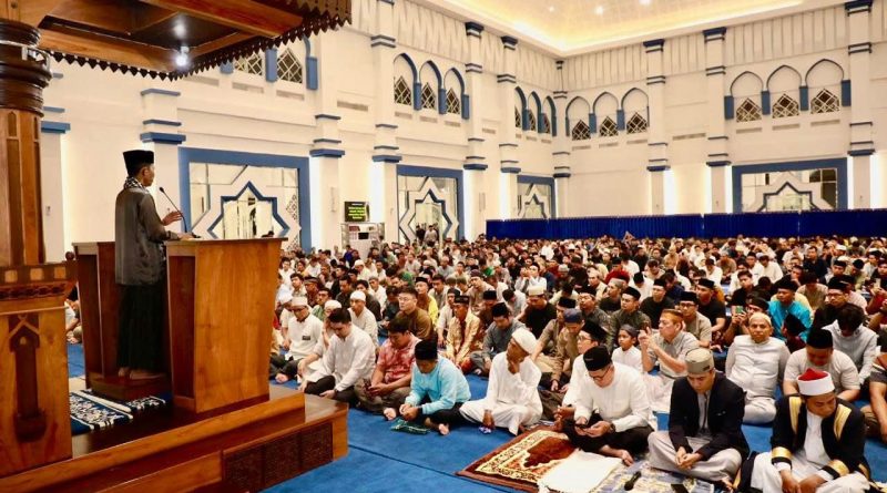 Amsakar Tarawih Perdana di Masjid Agung Raja Hamidah, Ajak Warga Perkuat Kebersamaan di Awal Ramadan