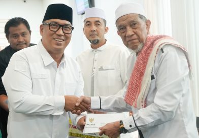 Wagub Nyanyang Safari Ramadan di Dua Masjid Batam, Serahkan Bantuan untuk Yatim dan Dhuafa 