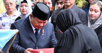 Panglima TNI Pimpin Upacara Penyerahan Jenazah dan Ikuti Upacara Pemakaman Wapres ke-6 RI