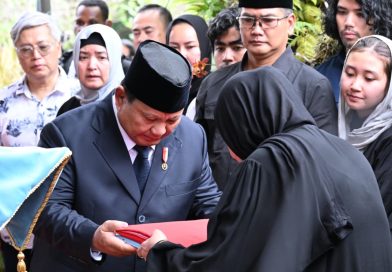 Panglima TNI Pimpin Upacara Penyerahan Jenazah dan Ikuti Upacara Pemakaman Wapres ke-6 RI