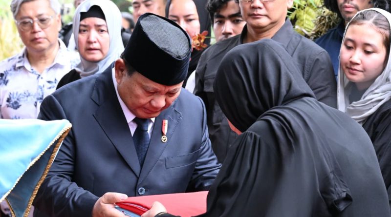 Panglima TNI Pimpin Upacara Penyerahan Jenazah dan Ikuti Upacara Pemakaman Wapres ke-6 RI