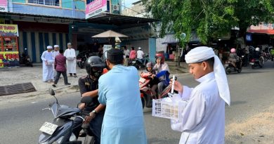 Santri Pondok Al Ihsan Bintan Berbagi Takjil di Ganet dan Tanjunguban