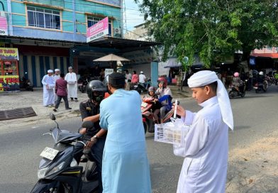 Santri Pondok Al Ihsan Bintan Berbagi Takjil di Ganet dan Tanjunguban