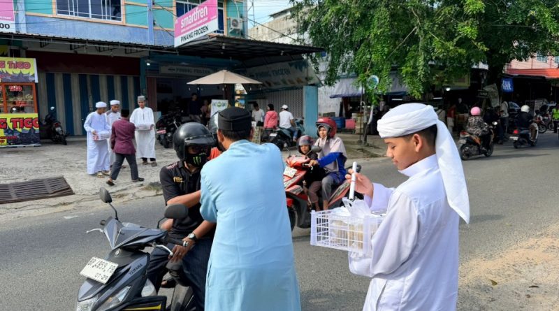 Santri Pondok Al Ihsan Bintan Berbagi Takjil di Ganet dan Tanjunguban