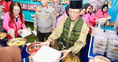 Momen Wali Kota Batam dan Kapolda Kepri Ikut Menyajikan Santapan Berbuka untuk Warga Sembulang