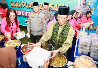 Momen Wali Kota Batam dan Kapolda Kepri Ikut Menyajikan Santapan Berbuka untuk Warga Sembulang
