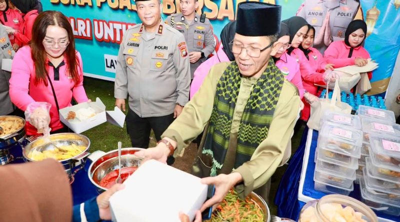 Momen Wali Kota Batam dan Kapolda Kepri Ikut Menyajikan Santapan Berbuka untuk Warga Sembulang