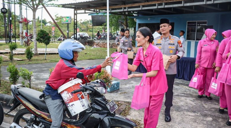 Kapolres Bintan dan Bhayangkari Tebarkan Kebahagiaan Lewat Takjil Gratis