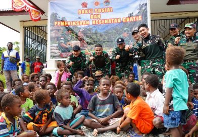Wujudkan Kepedulian, Koops TNI Papua Gelar Pengobatan Gratis dan Bagi Sembako di Kampung Iwaka