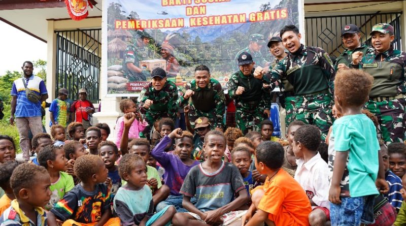 Wujudkan Kepedulian, Koops TNI Papua Gelar Pengobatan Gratis dan Bagi Sembako di Kampung Iwaka
