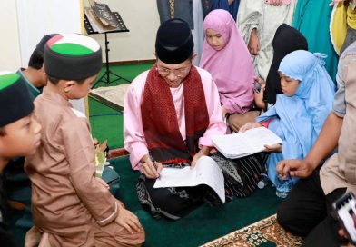 Momen Hangat Safari Ramadan, Anak-Anak Antusias Berburu Tanda Tangan Wali Kota Batam