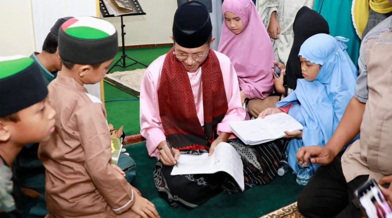 Momen Hangat Safari Ramadan, Anak-Anak Antusias Berburu Tanda Tangan Wali Kota Batam