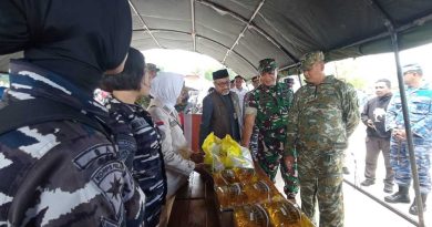 Bazar Ramadan TNI di Tepi Laut Tanjungpinang Diserbu Warga, Rp10 Ribu Dapat Paket Sembako