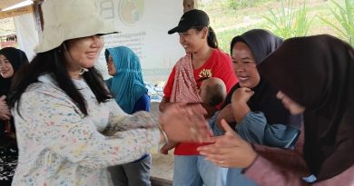 Hangatnya Silaturahmi di Lahan Dompak, Mia Kunto Berbagi Sembako