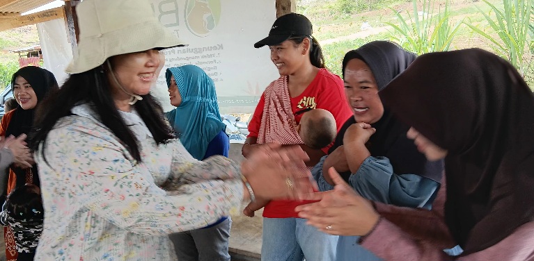 Hangatnya Silaturahmi di Lahan Dompak, Mia Kunto Berbagi Sembako