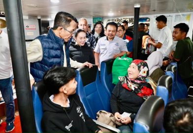 Dini Hari Pantau Arus Mudik, Amsakar-Li Claudia Ingatkan Perjalanan Aman Menuju Kampung Halaman Dini Hari Pantau Arus Mudik, Amsakar-Li Claudia Ingatkan Perjalanan Aman Menuju Kampung Halaman