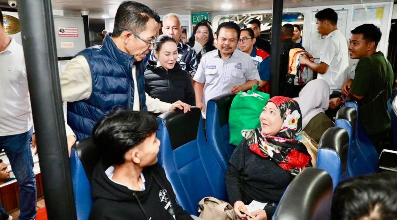 Dini Hari Pantau Arus Mudik, Amsakar-Li Claudia Ingatkan Perjalanan Aman Menuju Kampung Halaman Dini Hari Pantau Arus Mudik, Amsakar-Li Claudia Ingatkan Perjalanan Aman Menuju Kampung Halaman