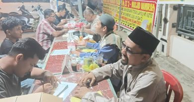 Antusias Warga Bayar Zakat Fitrah di Masjid Namirah Bengkong, Suasana Malam Diiringi Lantunan Suara Takbiran