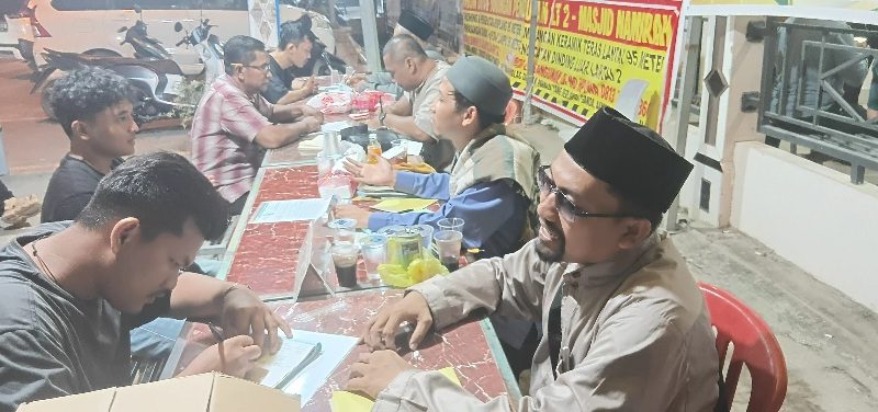 Antusias Warga Bayar Zakat Fitrah di Masjid Namirah Bengkong, Suasana Malam Diiringi Lantunan Suara Takbiran Antusias Warga Bayar Zakat Fitrah di Masjid Namirah Bengkong, Suasana Malam Diiringi Lantunan Suara Takbiran