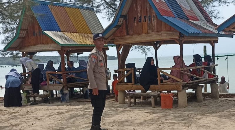Libur Lebaran di Tepi Laut: Tanjung Siambang Jadi Pilihan, Keselamatan Tetap Jadi Prioritas