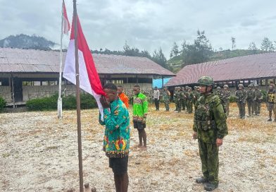 Momen Mengharukan, Tiga Eks OPM Cium Merah Putih dan Kembali ke NKRI Momen Mengharukan, Tiga Eks OPM Cium Merah Putih dan Kembali ke NKRI