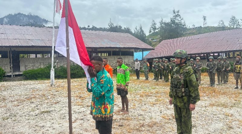 Momen Mengharukan, Tiga Eks OPM Cium Merah Putih dan Kembali ke NKRI Momen Mengharukan, Tiga Eks OPM Cium Merah Putih dan Kembali ke NKRI