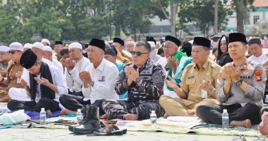 Di Bawah Terik Matahari, Warga Batam Bersimpuh Memohon Hujan
