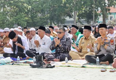 Di Bawah Terik Matahari, Warga Batam Bersimpuh Memohon Hujan