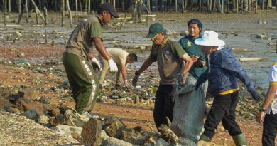 Ngabuburit Sambil Goro, Ansar Ahmad Pimpin Aksi Bersih Laut di Pulau Penyengat