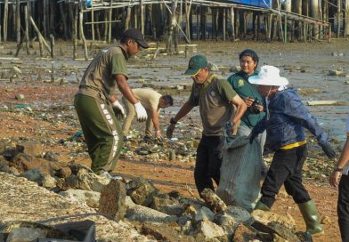 Ngabuburit Sambil Goro, Ansar Ahmad Pimpin Aksi Bersih Laut di Pulau Penyengat