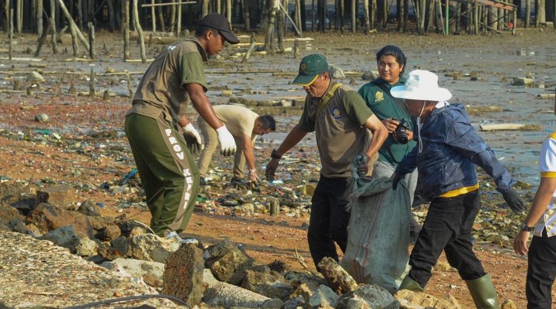 Ngabuburit Sambil Goro, Ansar Ahmad Pimpin Aksi Bersih Laut di Pulau Penyengat