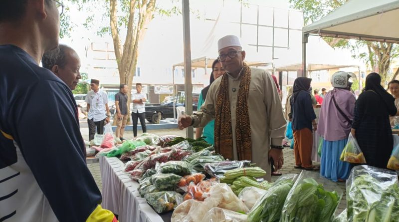 Tinjau Operasi Pasar Murah, Wali Kota Tanjungpinang Lis Pastikan Stok Sembako Aman Jelang Idulfitri
