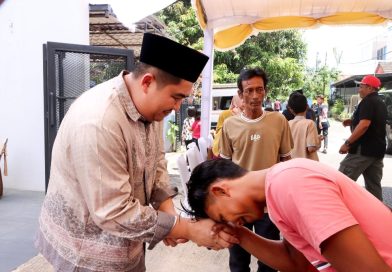 Jabat Tangan di Hari yang Fitri, Bupati Bintan Roby dan Hafizha Silaturahmi Lebaran dengan Warga