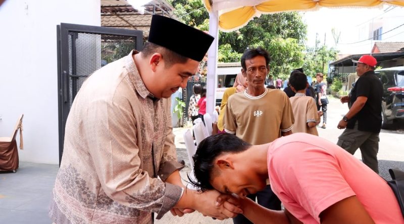 Jabat Tangan di Hari yang Fitri, Bupati Bintan Roby dan Hafizha Silaturahmi Lebaran dengan Warga