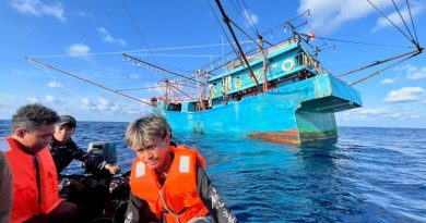 KRI Kapitan Pattimura-371 dan KRI Wiratno-379 Evakuasi Korban Kapal Terbakar di Perairan Natuna Utara
