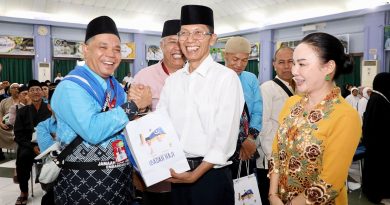 Lepas JCH ke Tanah Suci dan Dibekali Sambal Bilis hingga Rendang, Amsakar-Li Claudia Titip Doa untuk Batam