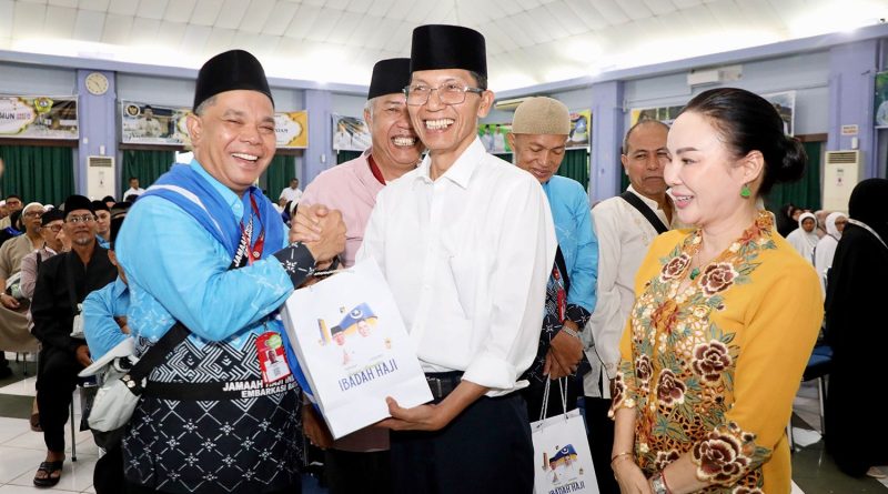 Lepas JCH ke Tanah Suci dan Dibekali Sambal Bilis hingga Rendang, Amsakar-Li Claudia Titip Doa untuk Batam