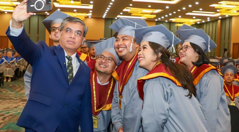 Menaker: Lulusan Perguruan Tinggi Harus Miliki Strategi Triple Readiness Hadapi Era AI