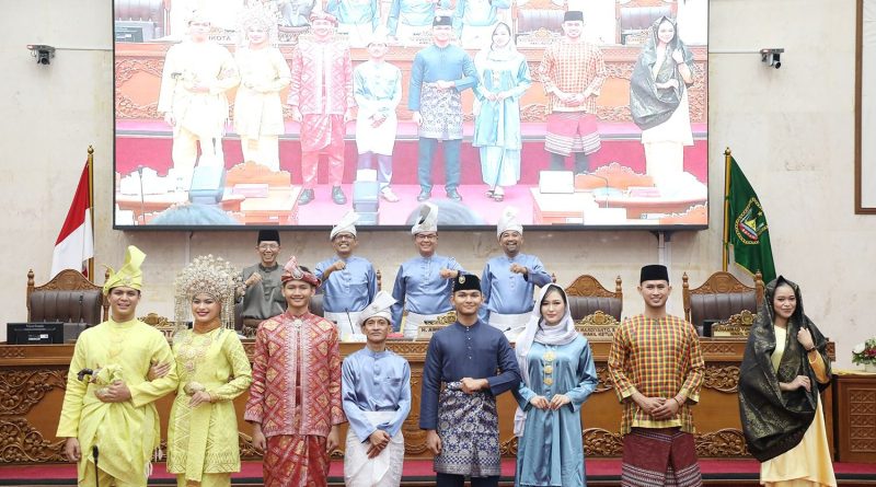 Perda LAM Disahkan, Sidang Paripurna DPRD Batam Semarak Nuansa Melayu