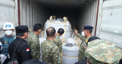 Pangkoarmada I Tinjau Barang Bukti Penggagalan Penyelundupan Minerba di Batam