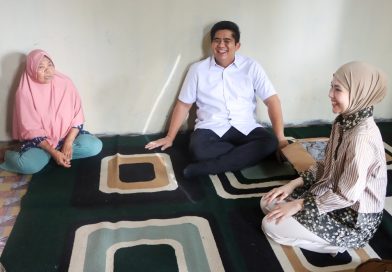 Hari Lansia ke-30, Bupati Bintan Roby dan LKKS Salurkan 300 Paket Sembako