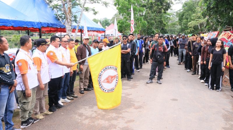 Sekda Bintan Ronny Ajak Peserta Trekking Jaga Alam dan Kekompakan