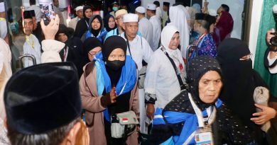 Jemaah Haji Kloter 1 Debarkasi Batam Tiba, Disambut Haru Keluarga dan Pemerintah